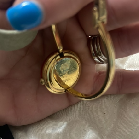 Gucci 1100-L Series Watch with interchangeable bezels - Picture 3 of 3